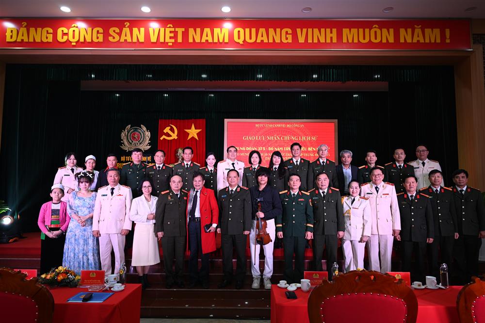 Thiếu tướng Phạm Thanh Hùng - Tư lệnh Bộ Tư lệnh Cảnh vệ chụp ảnh lưu niệm cùng các nhân vật và đại biểu sự giao lưu.