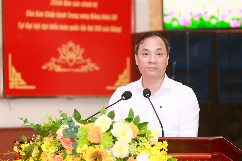 Đồng chí TS. Hoàng Trung Dũng, Ủy viên Trung ương Đảng, Tổng biên tập Tạp chí Cộng sản phát biểu tại Hội thảo.