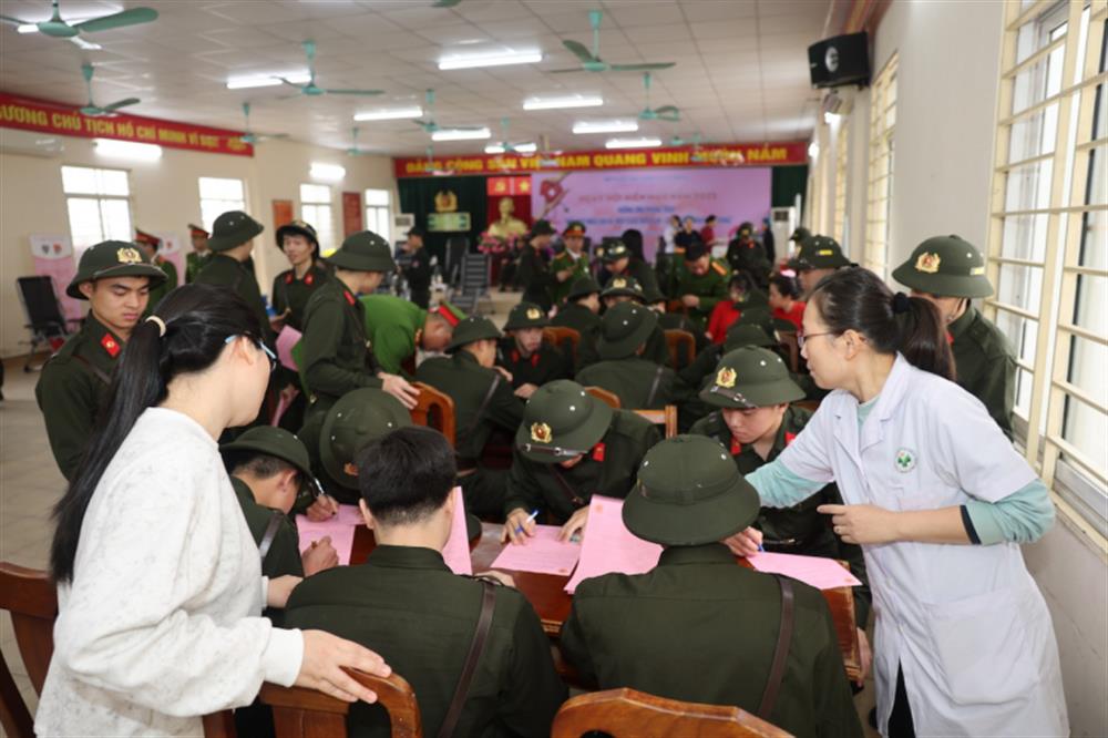 Quang cảnh buổi hiến máu tình nguyện.