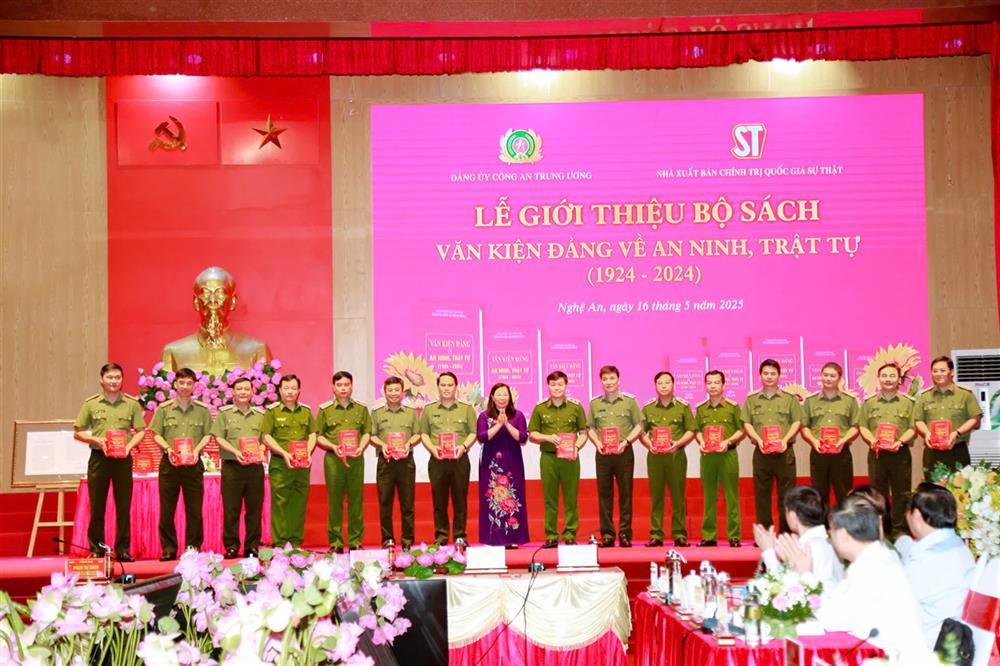 Lãnh đạo Bộ Công an và Lãnh đạo Nhà xuất bản Chính trị quốc gia Sự thật trao tặng Bộ sách cho đại diện một số ban, bộ, ngành Trung ương; một số đơn vị trực thuộc Bộ, Thư viện Công an nhân dân và Thư viện Công an tỉnh Nghệ An.