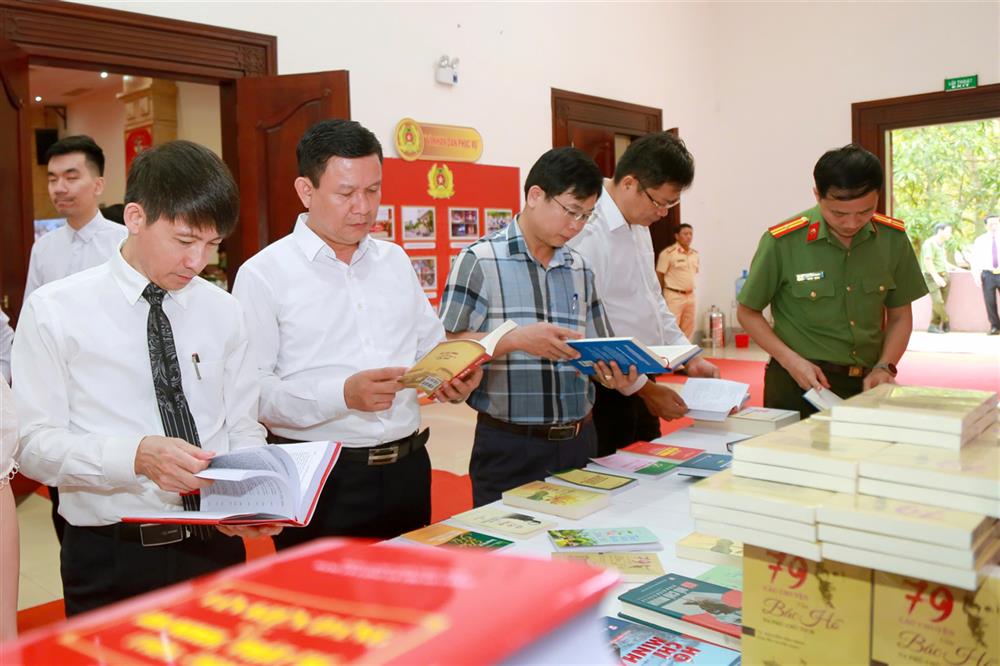 Các đại biểu tham quan gian trưng bày sách.