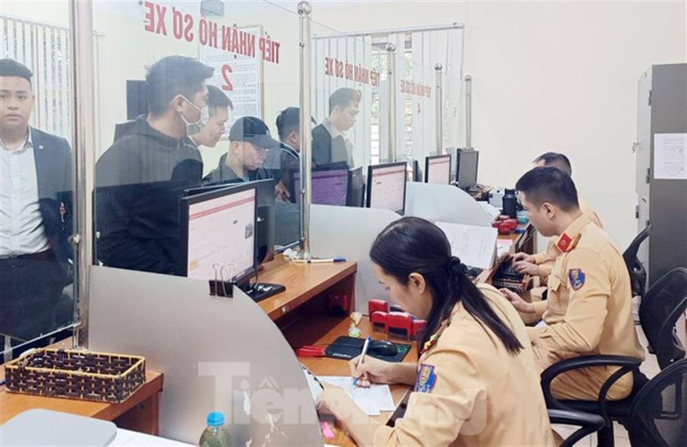 Đối với việc đổi, cấp lại GPLX trực tiếp, người dân có nhu cầu đổi GPLX lập một bộ hồ sơ theo quy định gửi trực tiếp đến Phòng Cảnh sát giao thông Công an cấp tỉnh hoặc Công an xã, phường, thị trấn nơi được bố trí điểm tiếp nhận hồ sơ cấp đổi GPLX. 