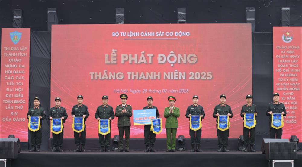 Thiếu tướng Nguyễn Ngọc Thanh, Phó Tư lệnh CSCĐ và Trung tá Bạch Quốc Tuyên, Phó Trưởng ban Thanh niên CAND trao Cờ phát động Tháng Thanh niên năm 2025 và 1.000 cây giống cho các cơ sở đoàn trực thuộc Bộ Tư lệnh.