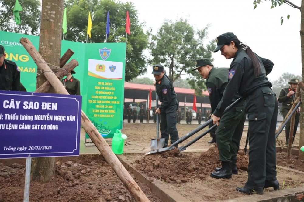 Lãnh đạo và CBCS Bộ Tư lệnh CSCĐ trồng cây tại khuôn viên Trung tâm huấn luyện, bồi dưỡng nghiệp vụ và giáo dục nghề nghiệp số 1 ngay sau lễ phát động.