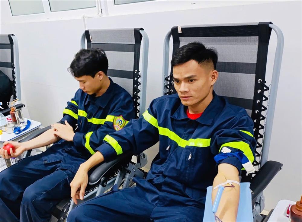 Thượng úy Lê Văn Sỹ và Binh nhất Ngô Văn Thành hiến máu cứu người.