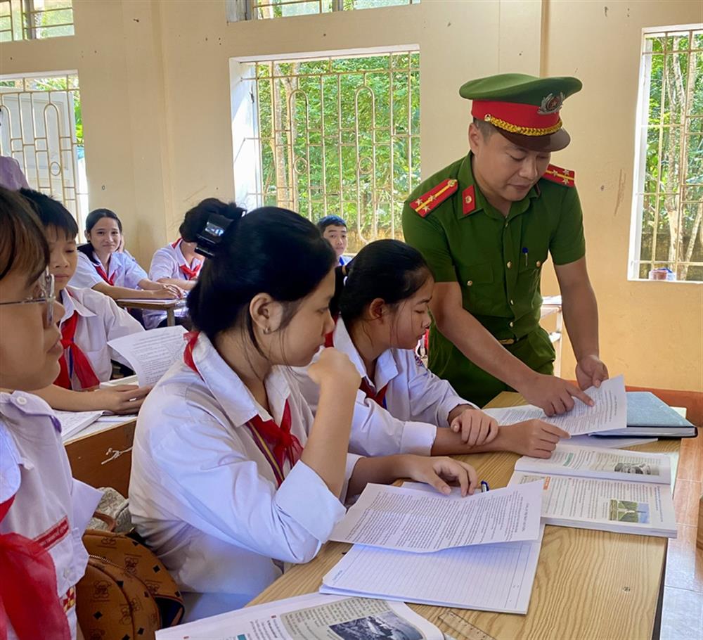 Tổ chức tuyên truyền về kiến thức pháp luật cho các em học sinh.