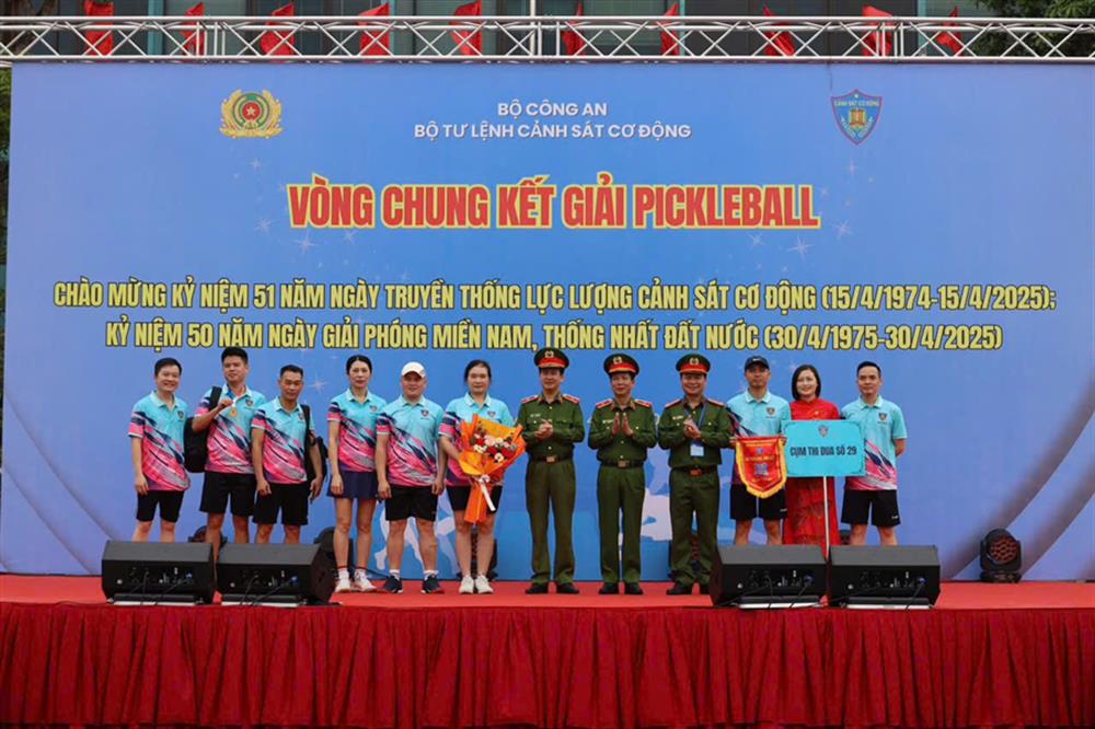 Ban tổ chức tặng hoa và cờ lưu niệm cho đại diện các Đội tham gia thi đấu cùng tổ trọng tài.
