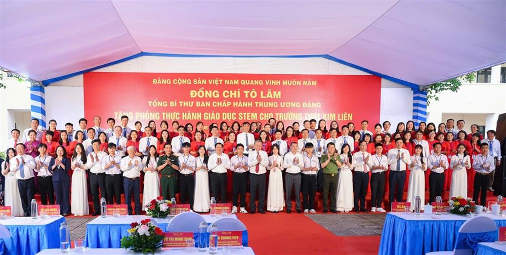 Tổng Bí thư Tô Lâm cùng đoàn công tác Trung ương, tỉnh Nghệ An chụp ảnh lưu niệm cùng với thầy giáo, cô giáo, học sinh Trường THPT Kim Liên.