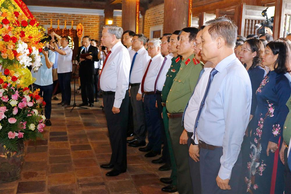 Đồng chí Tổng Bí thư Tô Lâm cùng đoàn đại biểu làm lễ dâng hoa, dâng hương tưởng niệm Chủ tịch Hồ Chí Minh và gia tiên của Người.