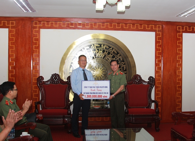 Phó Giám đốc Công ty TNHH Phát triển Phú Mỹ Hưng trao tượng trưng số tiền 1,3 tỷ đồng ủng hộ Quỹ Nghĩa tình đồng đội CAND.