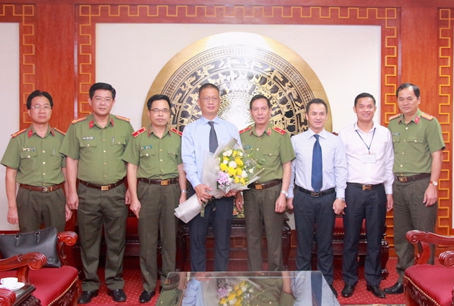 Đại diên lãnh đạo Cục Tổ chức cán bộ và các đơn vị chức năng chụp ảnh lưu niệm với đại diện lãnh đạo Công ty TNHH Phát triển Phú Mỹ Hưng.