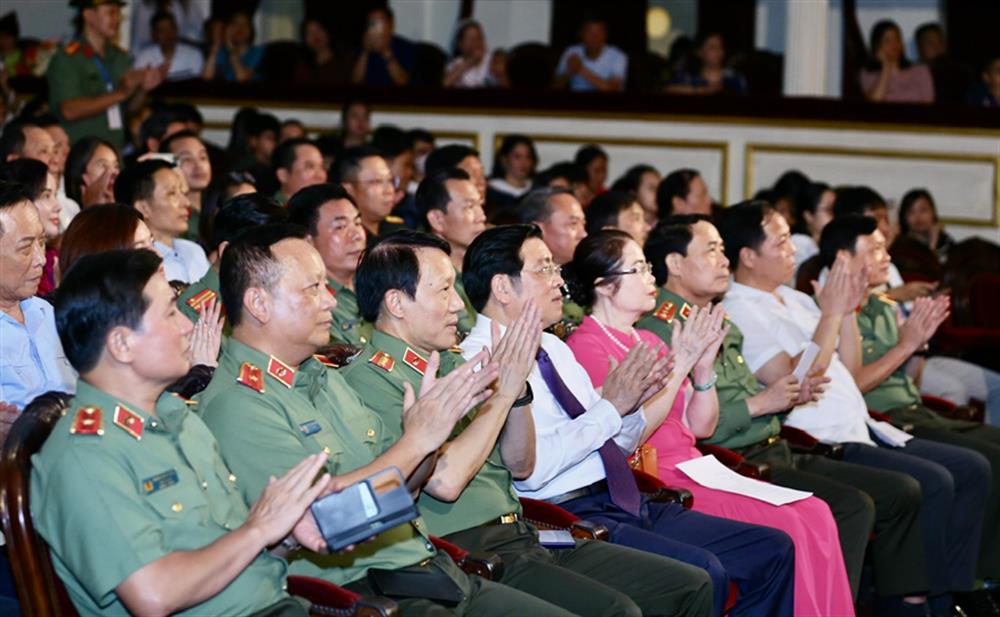 Trưởng Ban Nội chính Trung ương Phan Đình Trạc và Bộ trưởng Bộ Công an Lương Tam Quang cùng các đại biểu dự chương trình.