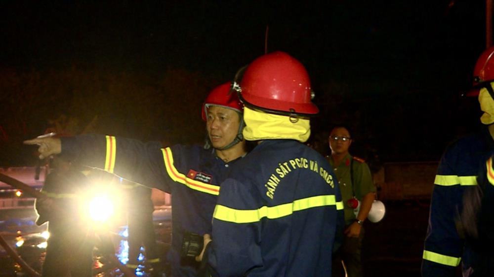 Đại tá Nguyễn Anh Hùng, Phó Giám đốc Công an tỉnh Bà Rịa-Vũng Tàu đã trực tiếp có mặt tại hiện trường chỉ đạo chữa cháy.