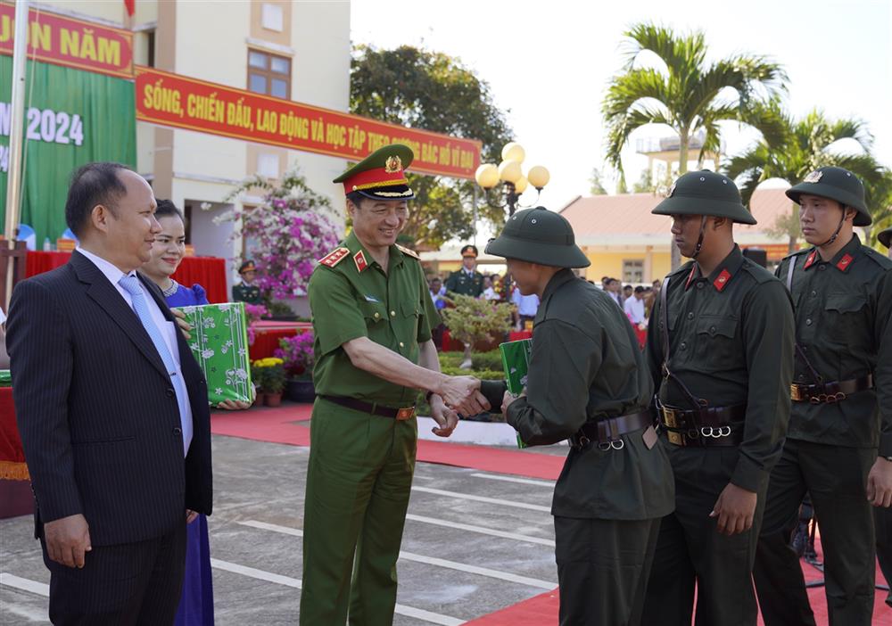 Đồng chí Thượng tướng Nguyễn Duy Ngọc, Thứ trưởng Bộ Công an tặng quà các tân binh.