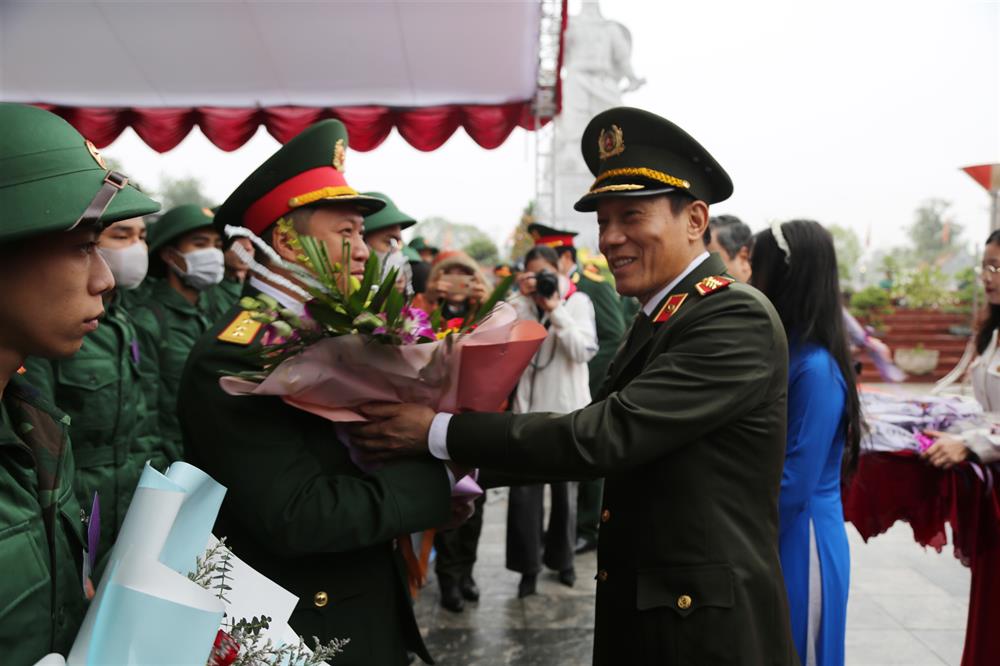 Thứ trưởng Lương Tam Quang tặng hoa các tân binh.