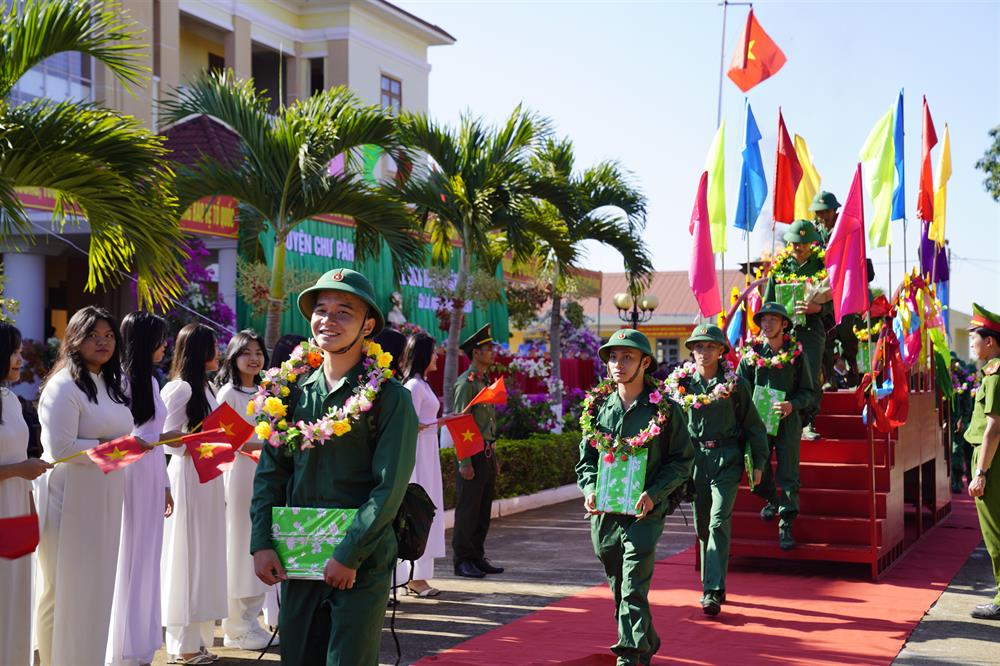 Các công dân tham gia nghĩa vụ năm 2024 đi qua Cầu vinh quang - giao, nhận quân.