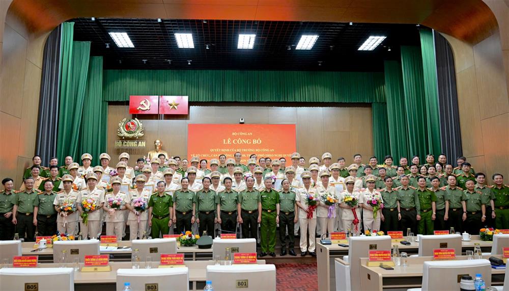 Các đại biểu chụp ảnh lưu niệm.