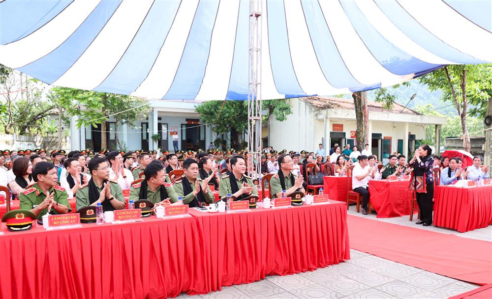 Đồng chí Giàng Páo Mỷ - Bí thư Tỉnh uỷ cám ơn tình cảm của Bộ Công an đối với nhân dân tỉnh Lai Châu.