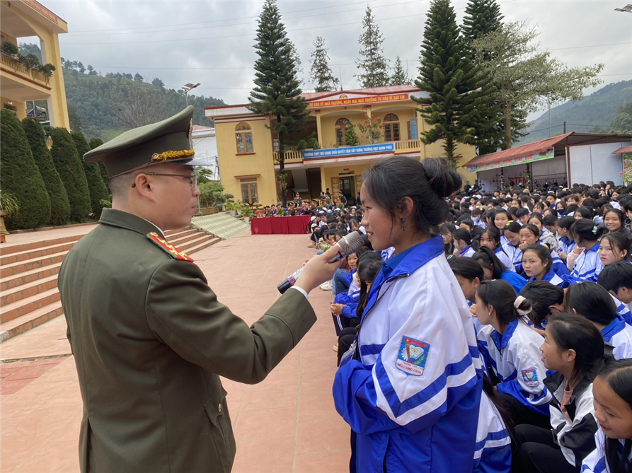 Tuyên truyền, phổ biến pháp luật về phòng, chống tội phạm và tệ nạn ma túy cho học sinh.