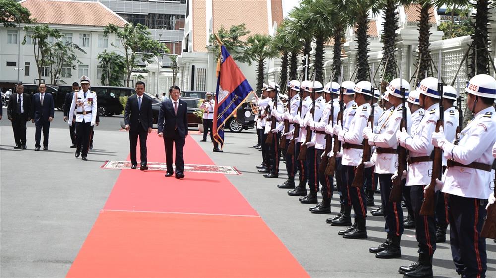 Thượng tướng Lương Tam Quang, Bộ trưởng Bộ Công an và Phó Thủ tướng, Bộ trưởng Bộ Nội vụ Sar Sokha duyệt Đội danh dự của Campuchia.