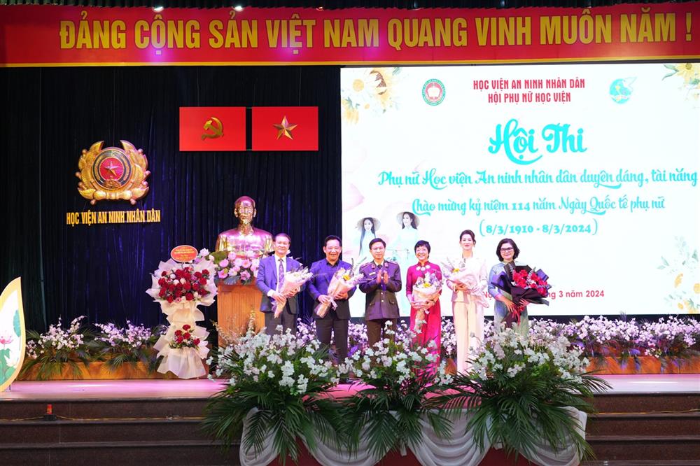 Thiếu tướng PGS, TS Trần Anh Vũ, Phó Giám đốc Học viện ANND, Trưởng ban tổ chức Hội thi tặng hoa các nghệ sĩ và các giám khảo Hội thi.