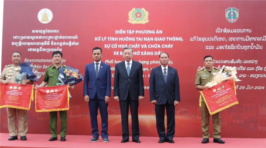 Đại tướng Tô Lâm, Ủy viên Bộ Chính trị, Bộ trưởng Bộ Công an Việt Nam đã tặng hoa, trao Cờ lưu niệm cho lực lượng Cảnh sát PCCC và CNCH 3 nước Việt Nam - Lào - Campuchia.