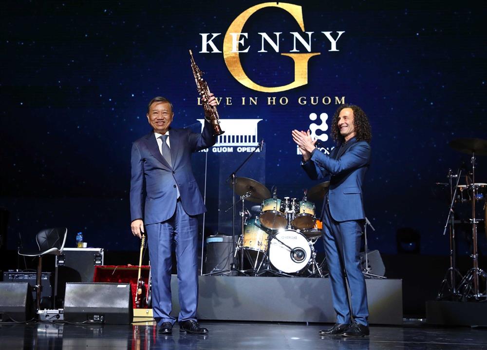 Nam nghệ sĩ saxophone Kenny G trao tặng Bộ trưởng Tô Lâm 1 cây kèn đặc biệt.