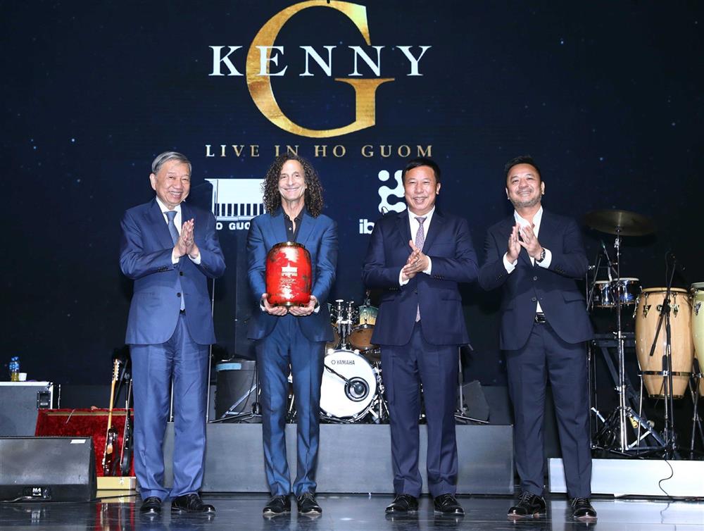 Bộ trưởng Tô Lâm trao tặng quà nam nghệ sĩ saxophone Kenny G.