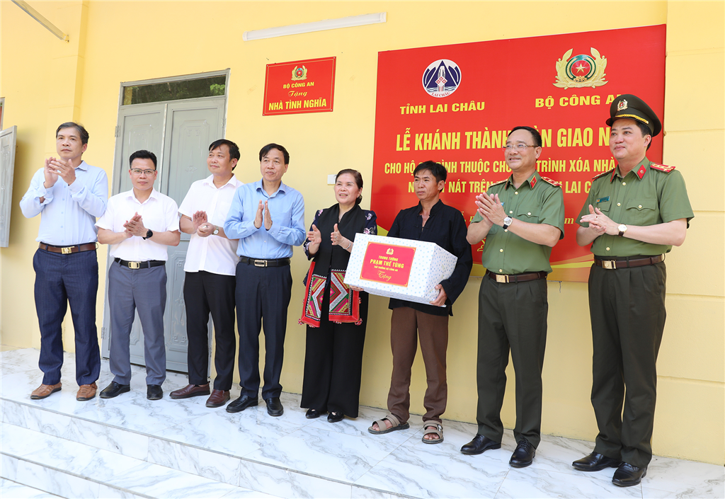 Lãnh đạo Bộ Công an và lãnh đạo tỉnh Lai Châu trao nhà, trao quà cho hộ gia đình anh Lừu Văn Tín ở bản Huổi Hán, xã Nậm Xe, huyện Phong Thổ.