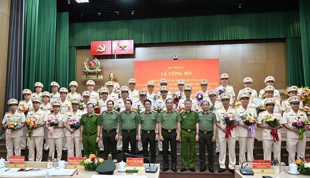 Bộ trưởng Lương Tam Quang cùng các đồng chí trong Ban Thường vụ Đảng uỷ Công an Trung ương, lãnh đạo Bộ Công an tặng hoa chúc mừng 34 đồng chí Giám đốc Công an cấp tỉnh, thành phố.