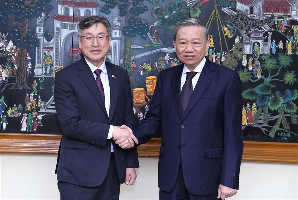 Bộ trưởng Tô Lâm tiếp Tư lệnh Cơ quan Cảnh sát biển Hàn Quốc