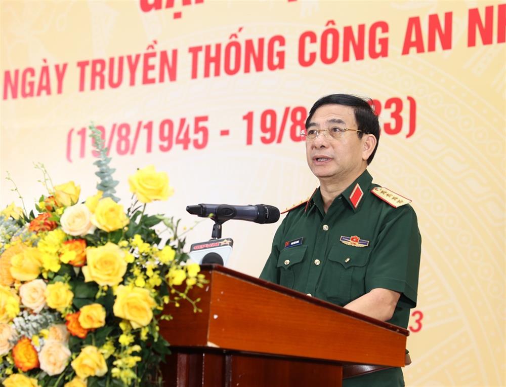 Bộ trưởng Bộ Quốc phòng Phan Văn Giang phát biểu tại buổi gặp mặt.