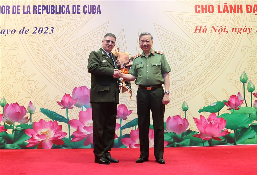 Thừa ủy quyền của Chủ tịch nước, Bộ trưởng Tô Lâm trao Huân chương Hữu nghị tặng Bộ trưởng Lázaro Alberto Álvarez Casas.