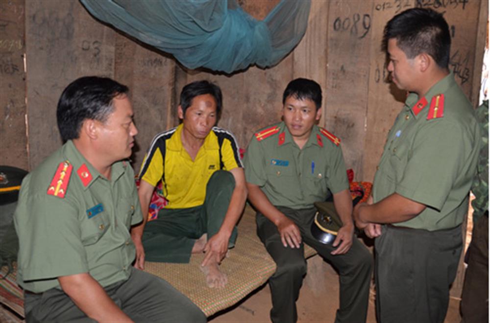 Cán bộ, chiến sỹ Công an huyện Mường Chà vận động nhân dân không trồng cây thuốc phiện, không sử dụng, mua bán trái phép ma túy.