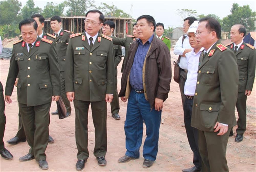 Thứ trưởng Nguyễn Văn Thành kiểm tra tiến độ công trình.