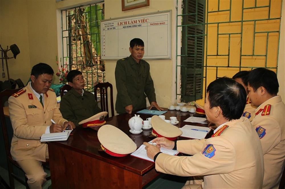 Cảnh sát đường thủy Hòa Bình làm việc với Công an xã và Ban Quản lý cảng Bích Hạ về công tác đảm bảo an ninh, trật tự.