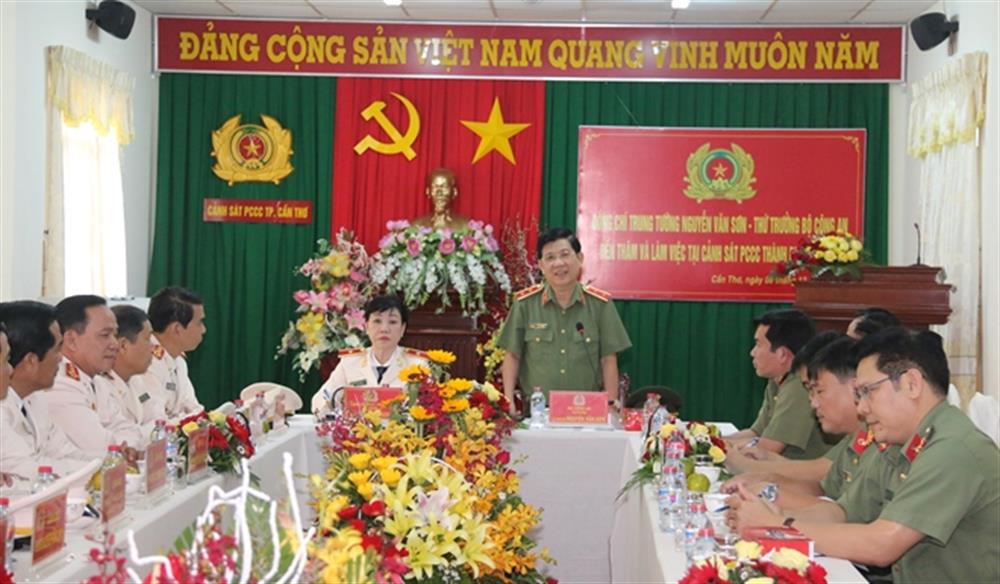 Thứ trưởng Nguyễn Văn Sơn phát biểu tại buổi làm việc với Cảnh sát PCCC TP Cần Thơ.