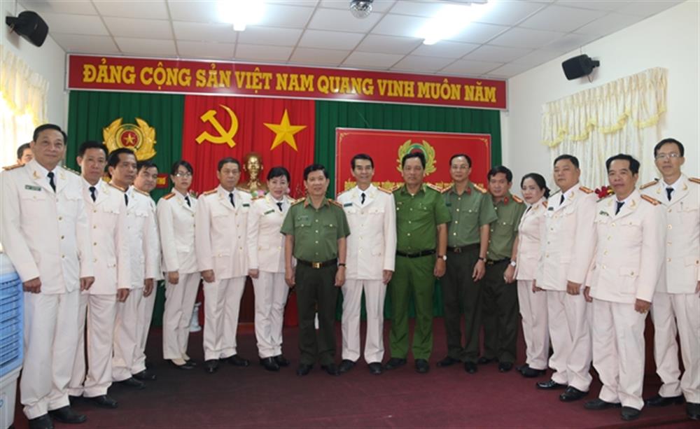 Thứ trưởng Nguyễn Văn Sơn cùng các đại biểu dự buổi làm việc.