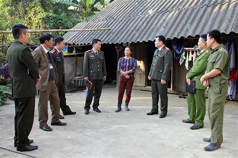 Cán bộ, chiến sỹ Phòng An ninh điều tra Công an tỉnh Hòa Bình làm công tác tuyên truyền vận động tại xã Toàn Sơn, huyện Đà Bắc.