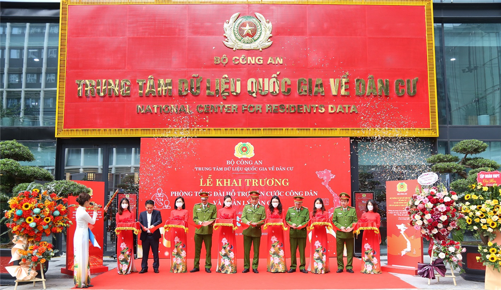Các đại biểu cắt băng khai trương Tổng đài hỗ trợ Căn cước công dân và quản lý dân cư.