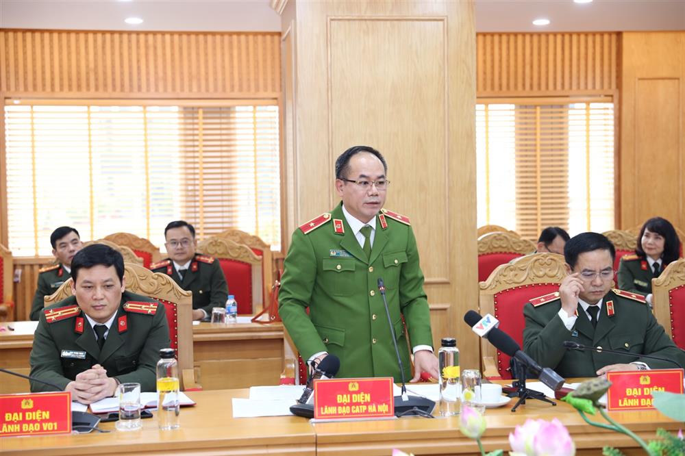 Trả lời câu hỏi này, đại diện Công an TP Hà Nội cho biết: Tội phạm trên không gian mạng hiện nay diễn biến rất phức tạp với nhiều thủ đoạn. Đây là loại tội phạm ko biên giới, có gắn kết nước ngoài. Hiện nay, lực lượng Công an đã có nhiều buổi làm việc và phối hợp với các nước bạn, phối hợp điều tra chung để bắt giữ các loại đối tượng này. Bên cạnh đó, Công an TP Hà Nội cũng đã có nhiều cuộc họp, mời các ngân hàng, hội sở, điểm giao dịch để đưa ra các biện pháp phòng ngừa. Tại điểm giao dịch ngân hàng, chúng tôi còn gắn biển cảnh báo đối với hành vi lừa đảo. Qua đây đồng chí cũng đề nghị các cơ quan báo chí thường xuyên thông báo về các hình thức thủ đoạn lừa đảo của các đối tượng, lan tỏa thông tin để ng dân cảnh giác.