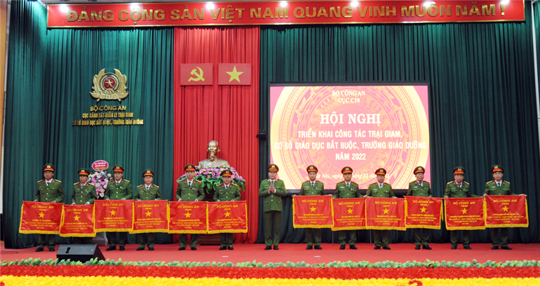 Thứ trưởng Lê Quốc Hùng trao Cờ thi đua của Bộ Công an cho các đơn vị.