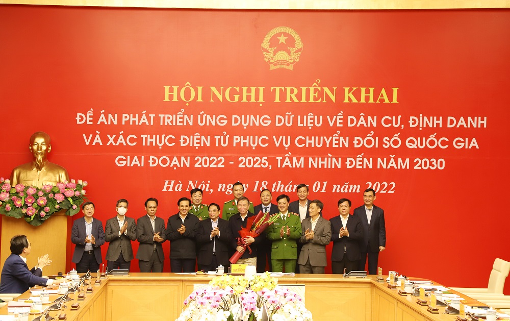 Thủ tướng Chính phủ Phạm Minh Chính tặng hoa Tổ công tác triển khai Đề án.