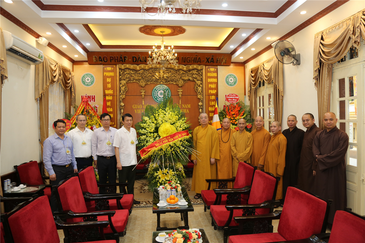 Giáo hội Phật giáo Việt Nam: Giáo hội Phật giáo Việt Nam đã trở thành một trong những tôn giáo phát triển nhất tại Việt Nam. Với nhiều lễ hội và nghi thức hấp dẫn, hãy tham gia vào các hoạt động và trải nghiệm đời sống tinh thần tuyệt vời, nhằm tìm kiếm sự từ tâm và sự tiếp thu triết lý của Đức Thế Tôn.