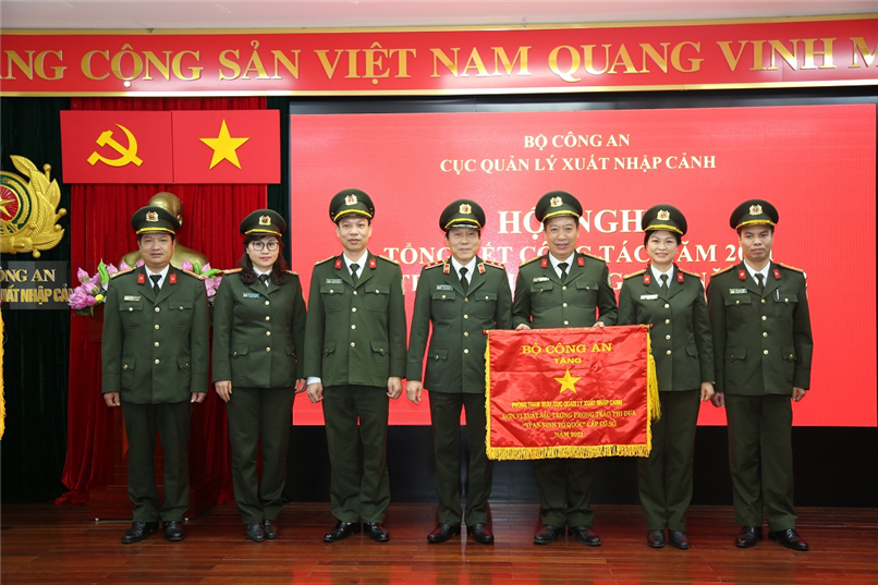 Thứ trưởng Lương Tam Quang trao Cờ thi đua của Bộ Công an tặng tập thể Phòng Tham mưu, Cục Quản lý XNC.