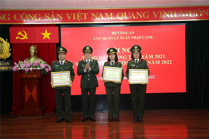 Thứ trưởng Lương Tam Quang trao Bằng khen của Bộ trưởng Bộ Công an cho đại diện 03 tập thể có thành tích xuất sắc thuộc Cục Quản lý XNC.