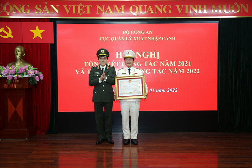 Thừa ủy quyền của lãnh đạo Đảng, Nhà nước, Thứ trưởng Lương Tam Quang trao Huân chương Bảo vệ Tổ quốc hạng Ba cho đồng chí Nguyễn Văn Thống, nguyên Phó Cục trưởng Cục Quản lý XNC.