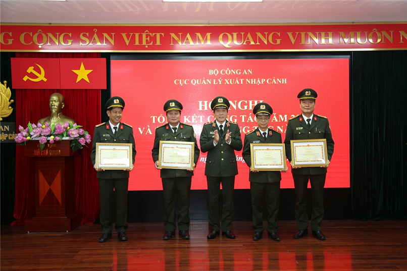 Thứ trưởng Lương Tam Quang trao Bằng khen của Bộ trưởng Bộ Công an tặng các cá nhân có thành tích xuất sắc.