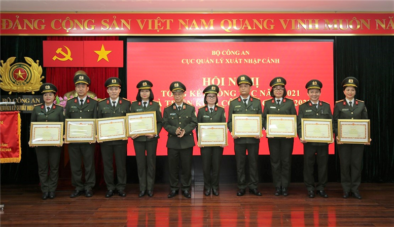 Thừa uỷ quyền của lãnh đạo Bộ Công an, Thiếu tướng Quách Huy Hoàng, Cục trưởng Cục Quản lý XNC trao Bằng khen của Bộ Công an cho các cá nhân có thành tích xuất sắc.