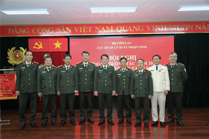 Các đại biểu chụp ảnh lưu niệm.